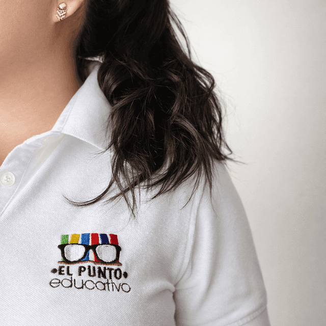 Uniforme bordado con el logo de El Punto Educativo